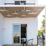 Neptune Paphos מלון דירות 4*