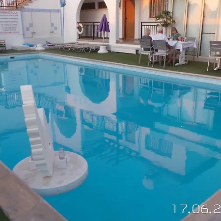 Neptune Paphos 公寓式酒店