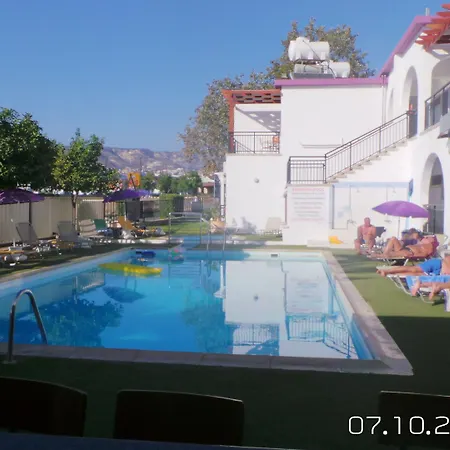 Neptune Paphos 公寓式酒店