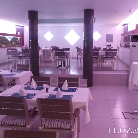 Neptune Paphos Apartmanhotel
