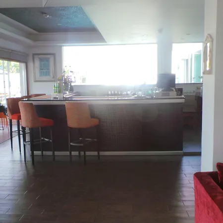 Neptune Paphos 公寓式酒店 珊瑚湾