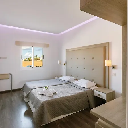 Neptune Paphos 4* Korall-öböl