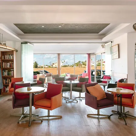 Neptune Paphos 公寓式酒店