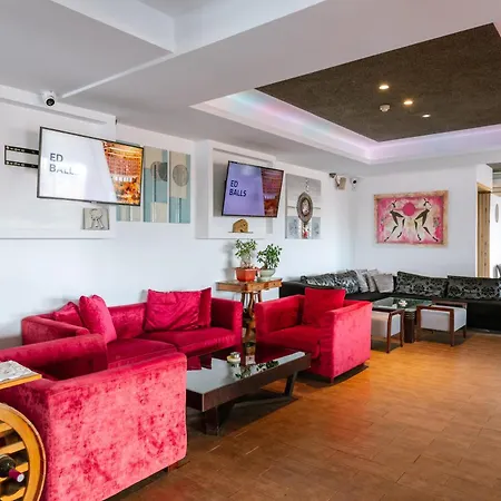 Neptune Paphos アパートホテル 4*