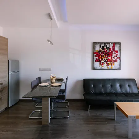 Neptune Paphos 公寓式酒店 4*