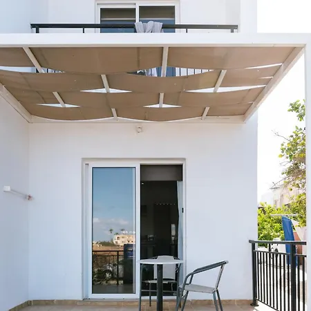 Neptune Paphos 公寓式酒店 4*