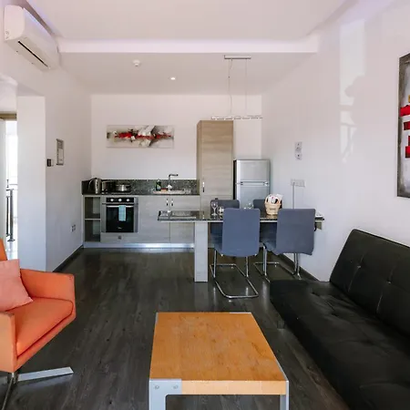 Neptune Paphos Apartmanhotel 4*