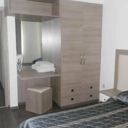 Aparthotel Neptune Paphos 3*