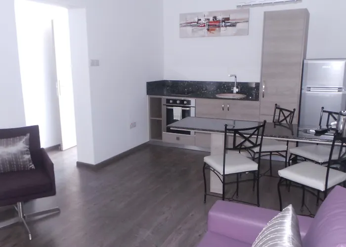 アパートホテル Neptune Paphos 4*