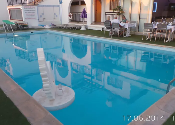 Neptune Paphos アパートホテル