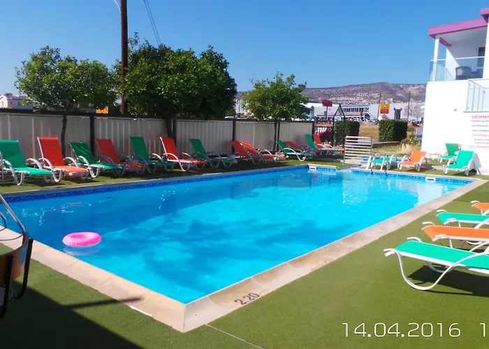 アパートホテル Neptune Paphos 4*