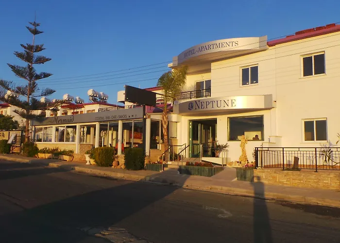 アパートホテル Neptune Paphos コーラル・ベイ