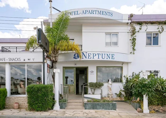 Neptune Paphos アパートホテル