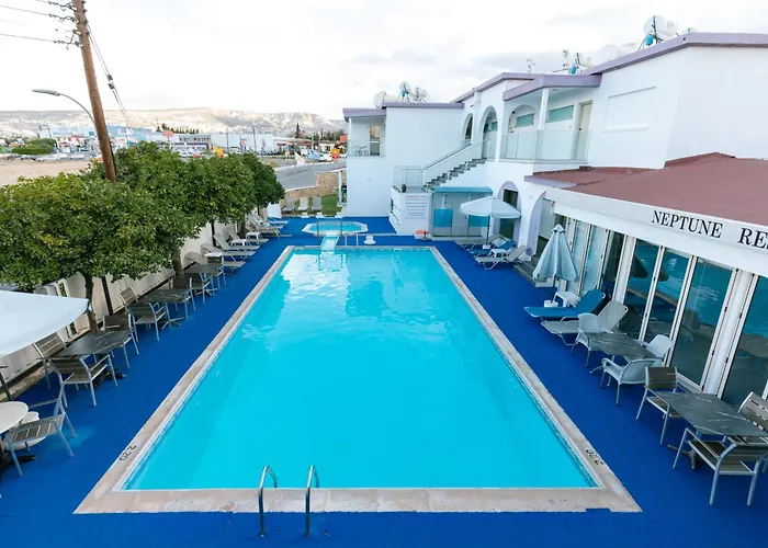 Neptune Paphos アパートホテル 4*