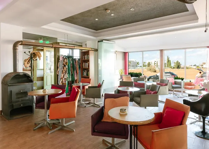 アパートホテル Neptune Paphos コーラル・ベイ