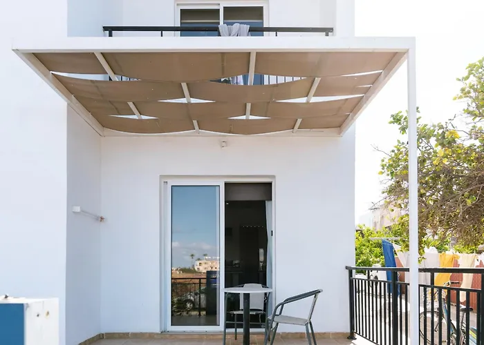 Neptune Paphos アパートホテル 4*