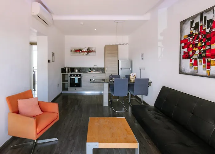 Neptune Paphos Apartmanhotel 4*