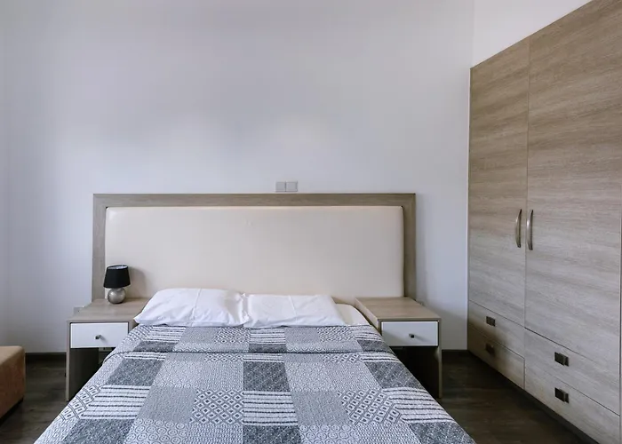 Neptune Paphos Apartmanhotel