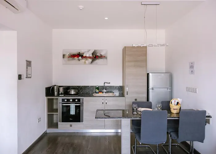 Neptune Paphos Apartmanhotel 4*